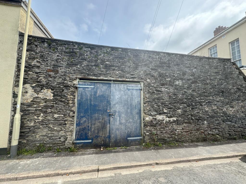Lot: 120 - FREEHOLD YARD/LAND - Front gates